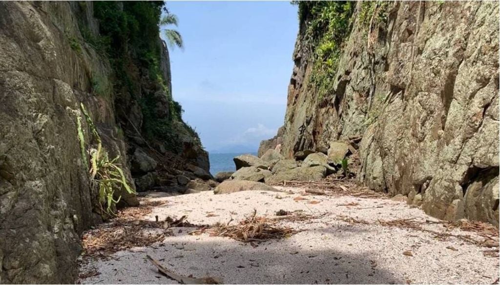 A pequena praia na Ilha Rachada, em Ubatuba, Litoral Norte de São Paulo. Crédito: Bruno Amir.