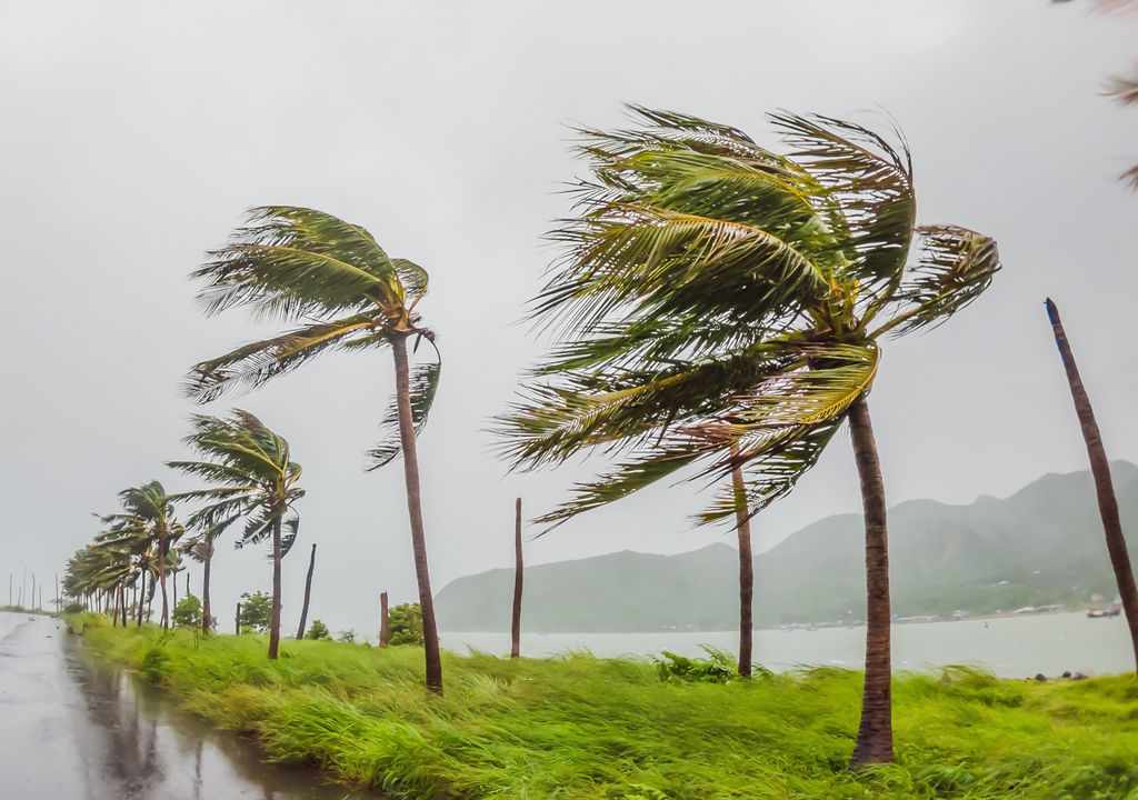 Região litorânea sendo atingida por ventos fortes e chuva.