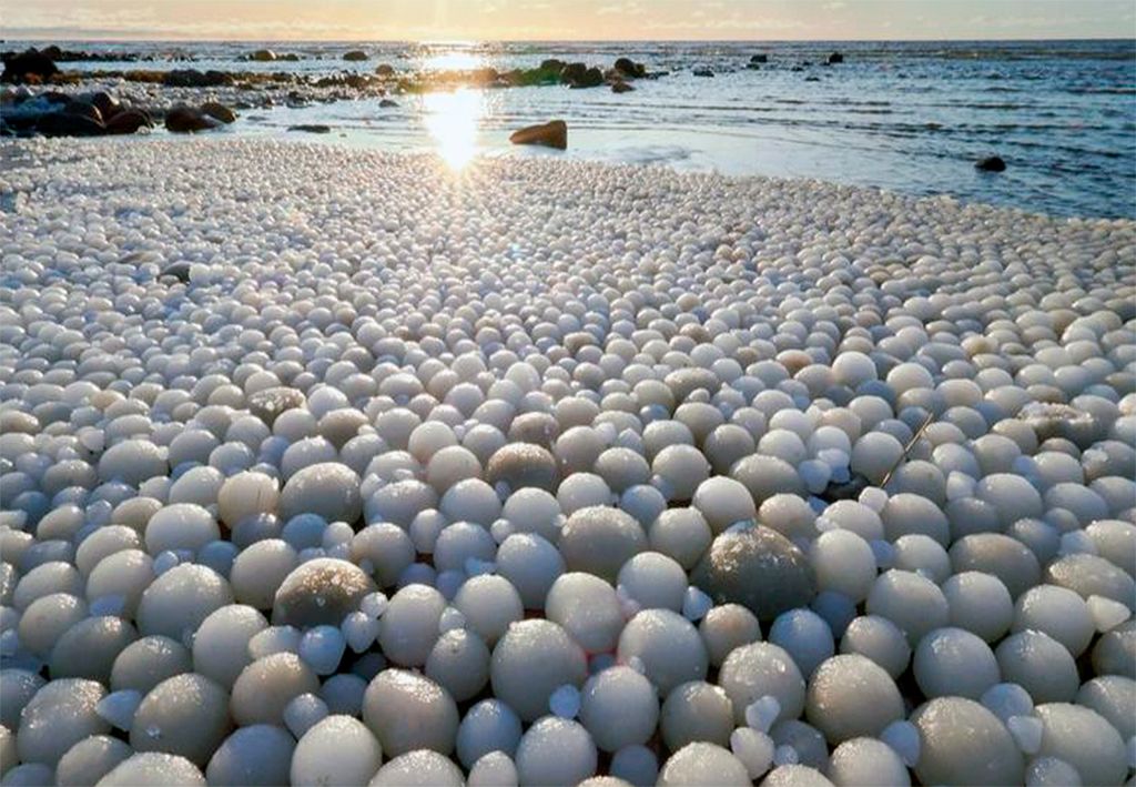 Playa de Finlandia en el golfo de Botnia con una gran acumulación de bolas de nieve o de hielo.