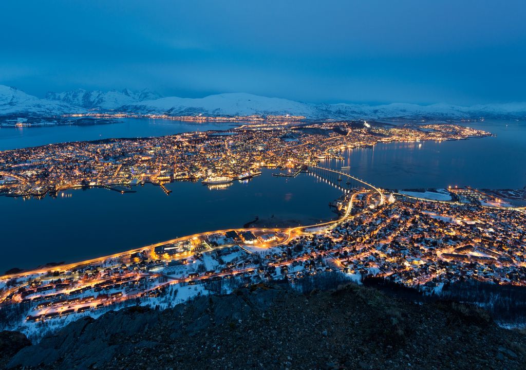 La nuit polaire approche dans de nombreuses régions du pôle Nord. Image de Tromsø en hiver.