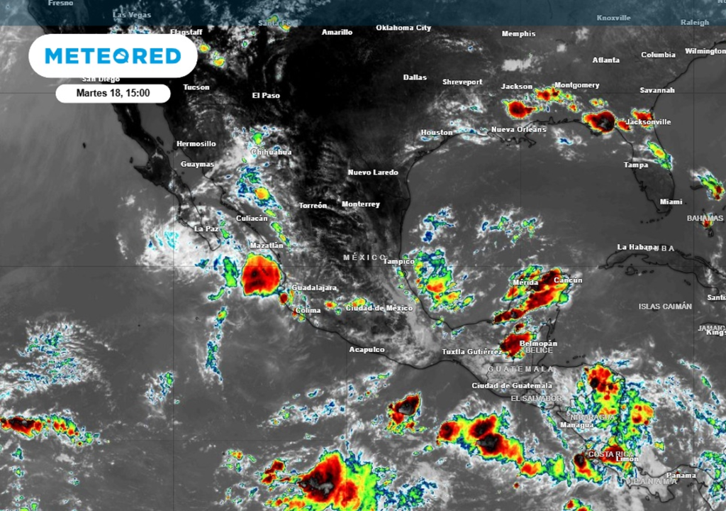 Tormenta Onda tropical 29 avanzando sobre el sur y sureste de México.
