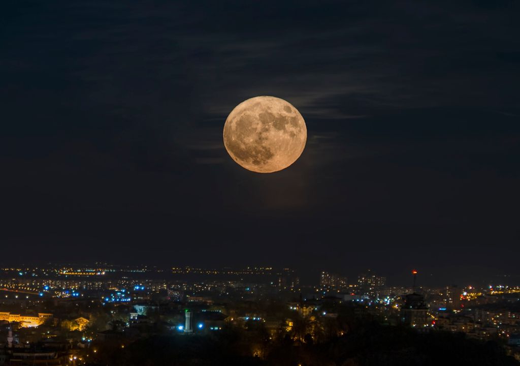 Llega la superluna más grande y brillante del 2025 ¿cuándo y cómo verla?