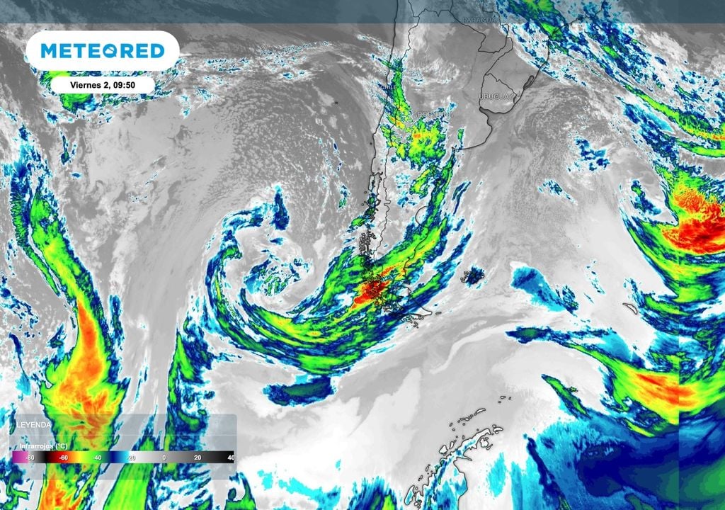 Imagen satelital Argentina En el inicio del viernes 2 las imágenes satelitales mostraban el desarrollo de un profundo sistema de baja presión sobre el océano Pacífico sur extendiendo un frente frío hacia el este.