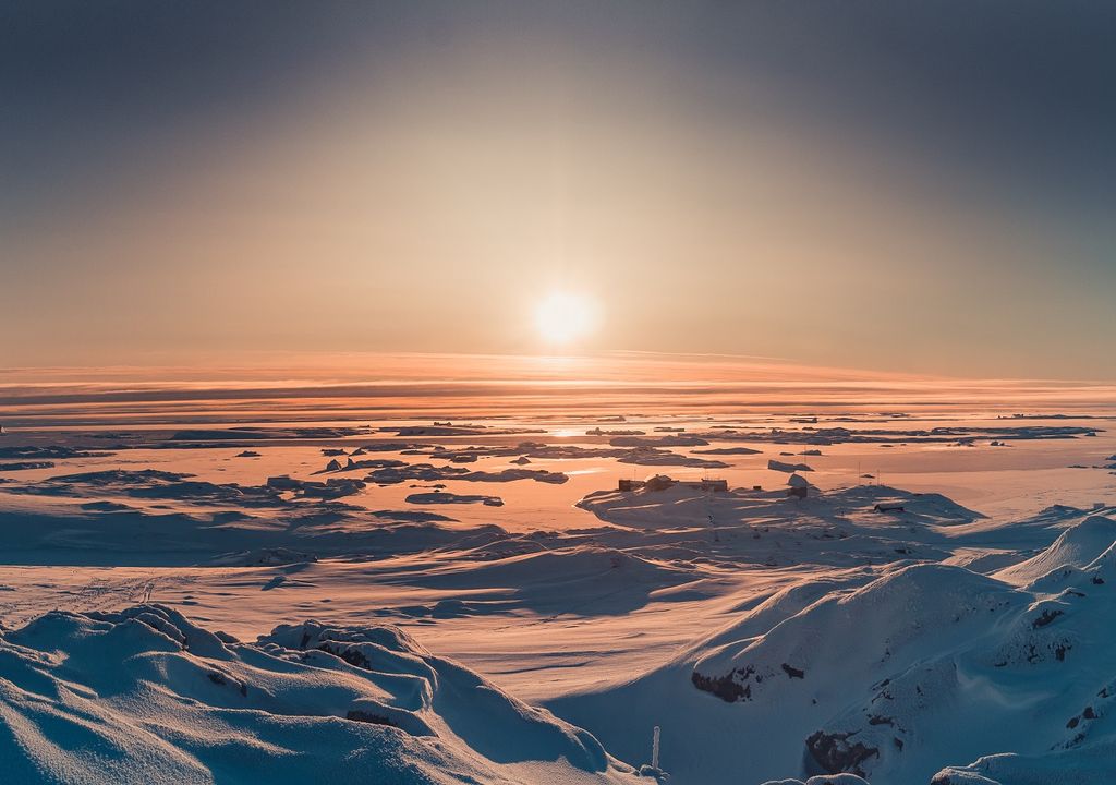 Sol sobre el horizonte; Antártica; Otoño; Noche Polar
