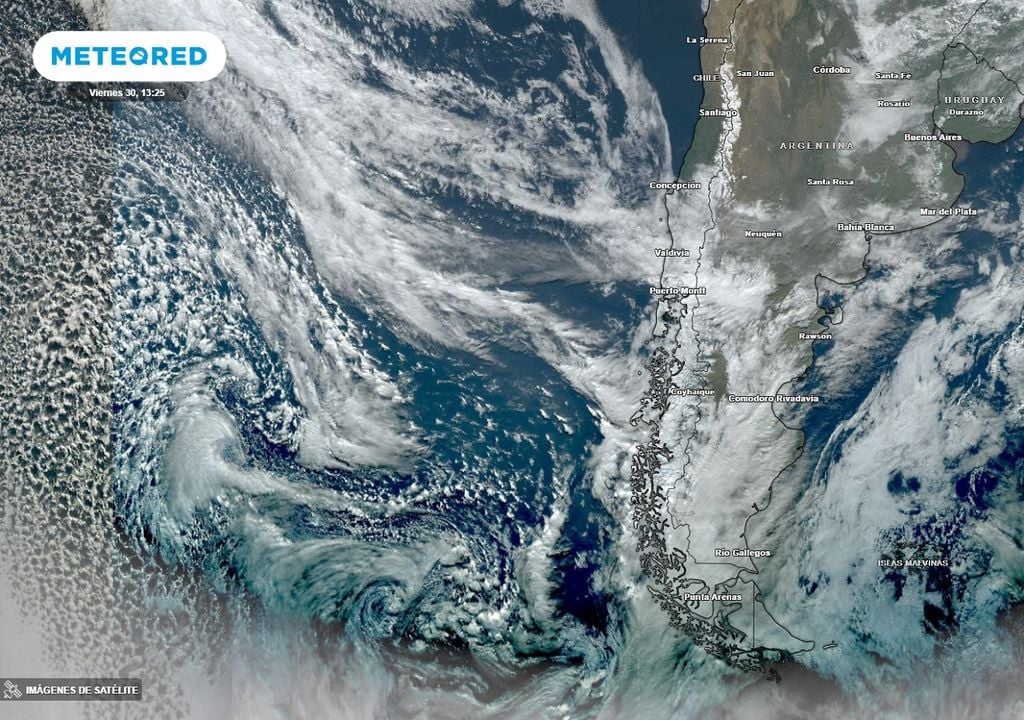 nubes sobre el océano y Chile, vistas desde los satélites meteorológicos