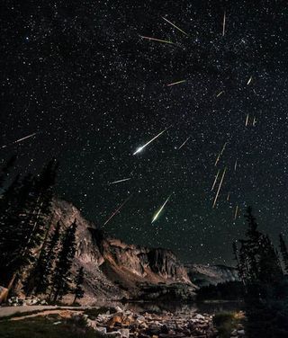 Lluvia de meteoros en una noche clara