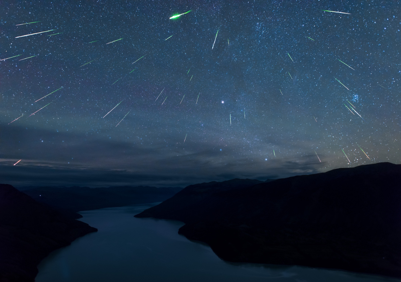 Lluvia de meteoros Leónidas iluminando el cielo nocturno sobre un paisaje del sur de Chile. Este fenómeno podrá observarse desde todo el país durante la madrugada del 17 al 18 de noviembre de 2025.