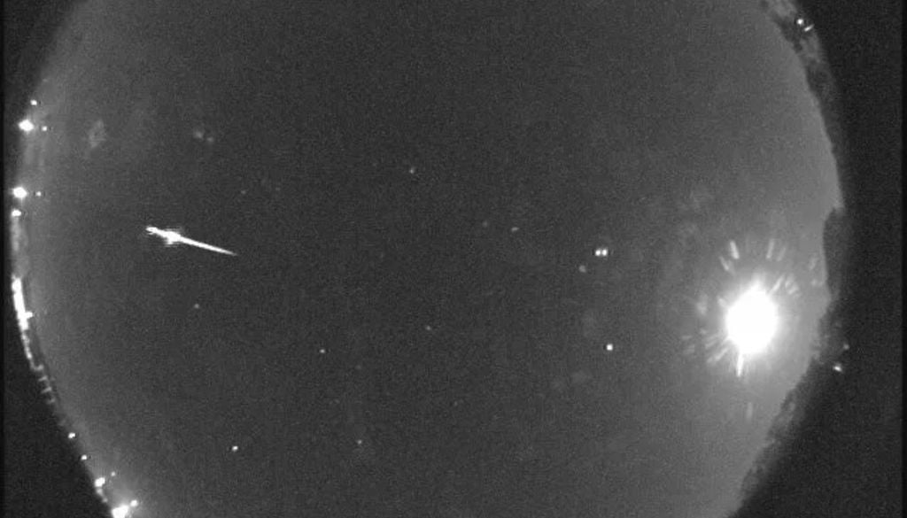 En esta imagen, tomada por una cámara de meteoros de la NASA en la madrugada del 7 de noviembre de 2011, una brillante luna Táurida cruza el cielo del sur de Tennessee. NASA.