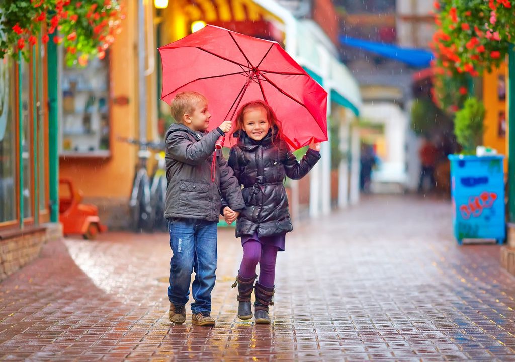 niños bajo la lluvia