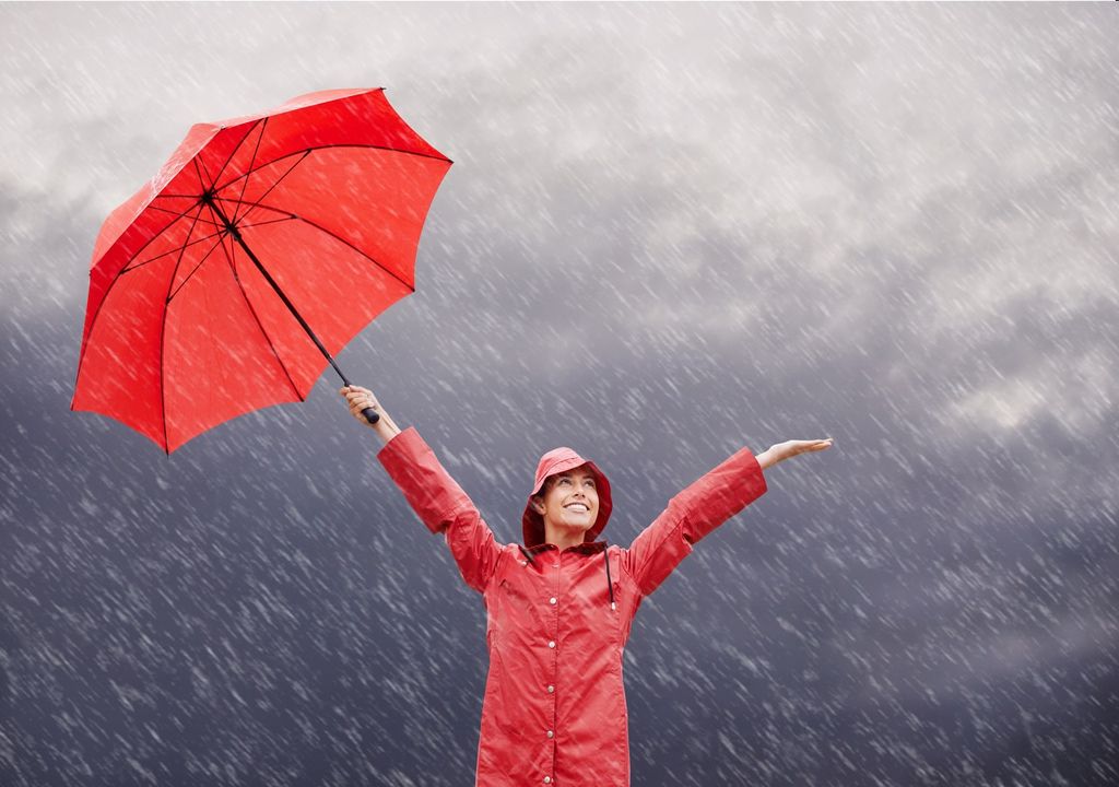 Mujer, abrigo y paraguas rojo, lluvia, fondo nubes oscuras