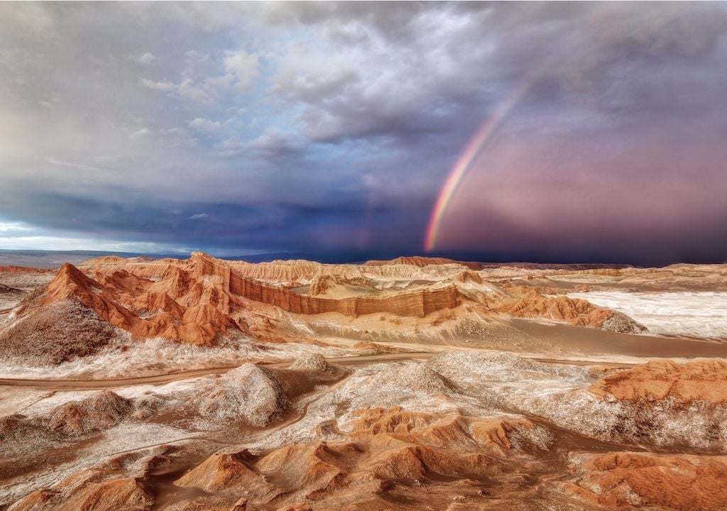 desierto y nubes de tormenta