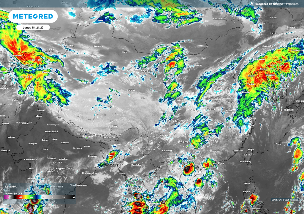 imagen satelital Las nubes cubrieron una gran extensión de China. Las lluvias registradas han roto varios récords.