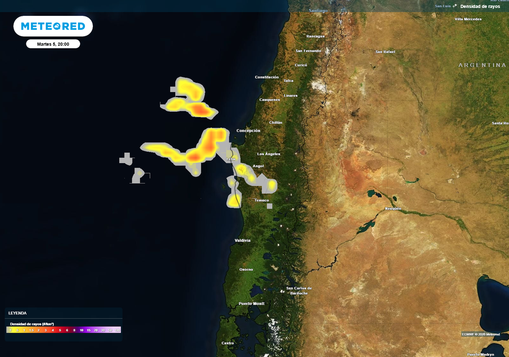 Núcleos convectivos frente a la costa de las zonas central y sur, anticipan la probabilidad de tormentas eléctricas durante el paso del sistema frontal.