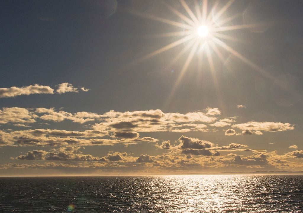 Sol y nubes, playa