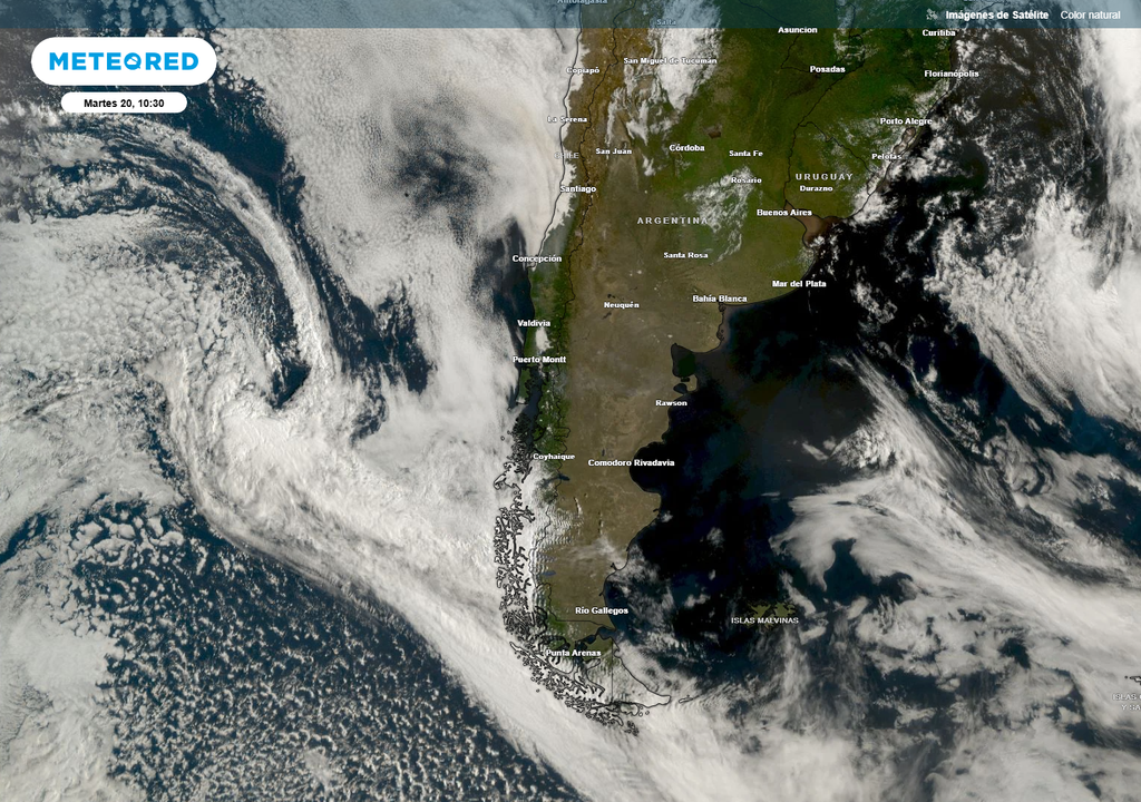 Un extenso sistema frontal queda en evidencia en las imágenes satelitales, durante la mañana del martes 20 de enero.
