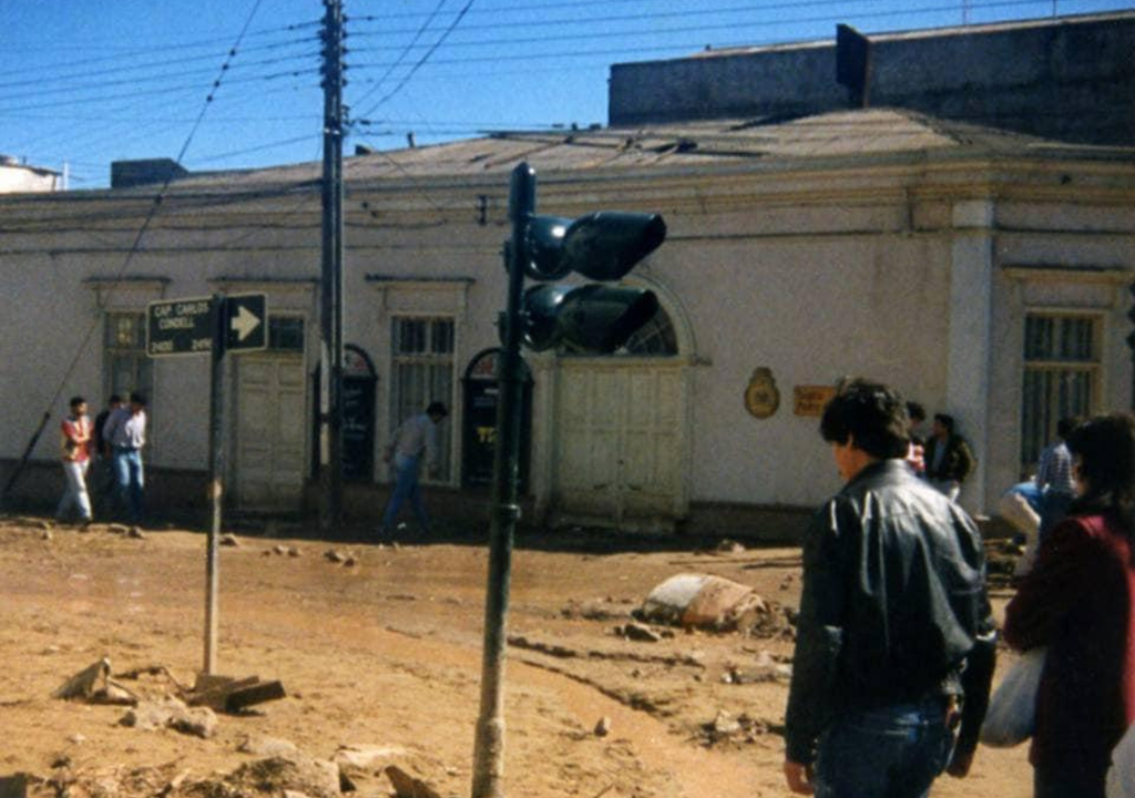 Calles de Antofagasta cubiertas de barro. Calles de Antofagasta cubiertas de barro tras el aluvión de 1991, evidenciando cómo lluvias intensas en pocas horas pueden transformar el desierto en flujos destructivos. Archivo Museo de Antofagasta