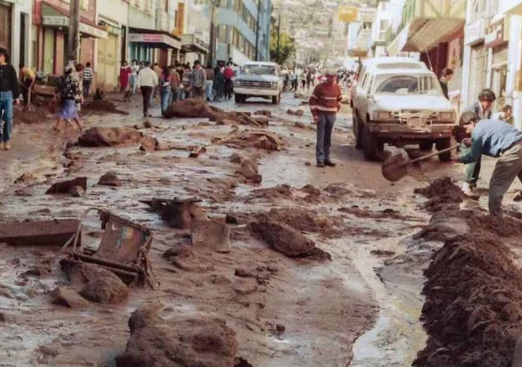 Calles cubiertas de barro y escombros tras un aluvión. Calles cubiertas de barro y escombros tras un aluvión urbano, evidenciando el impacto que pueden tener lluvias intensas en zonas áridas. Foto: Museo de Antofagasta.