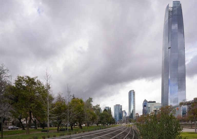 Lluvias en Santiago: los pron&oacute;sticos revelan qu&eacute; zonas de la RM podr&iacute;an recibir precipitaciones esta semana