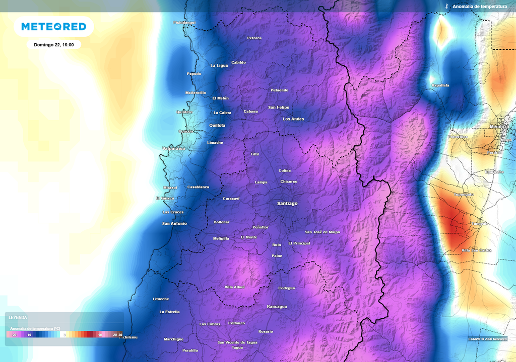 El mapa de anomalía de temperatura para la tarde del domingo 22 de marzo evidencia un marcado enfriamiento en la zona central, con valores bajo lo normal en Santiago y Valparaíso, confirmando la llegada de aire frío asociada al sistema frontal.