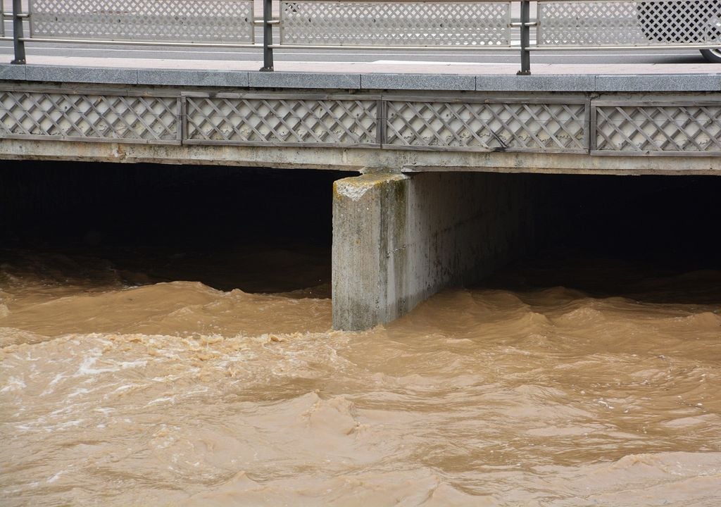 río a punto de desbordar