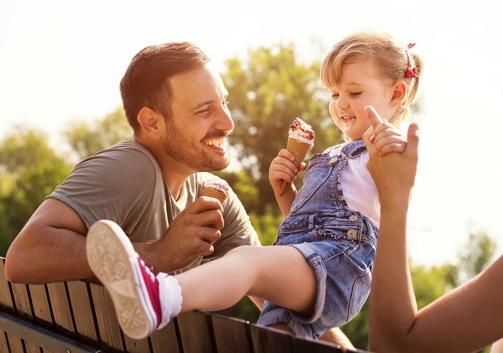 Familia tomando helado en tarde calurosa
