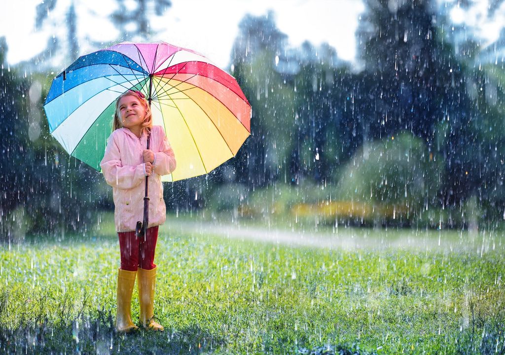 Niña, paraguas arcoiris, lluvia, pasto