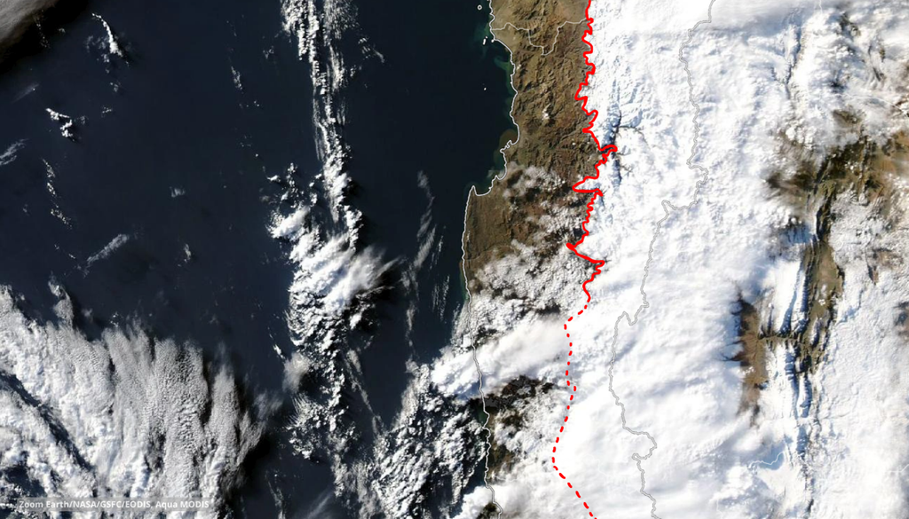 imagen satelital Con el fin de las lluvias en el Norte Chico, la cordillera se ha vuelto a ver con nieve. La línea roja continua delimita la cobertura nival observable, la línea segmentada corresponde a una estimación visual. Fuente: Google Earth.
