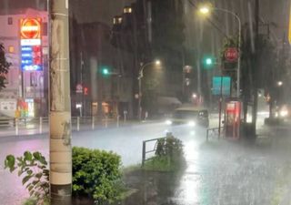 Lluvias torrenciales dejan graves inundaciones y caos en Tokio: los videos