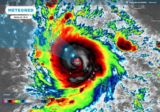 Lluvias torrenciales y fuertes vientos por el poderoso hurac&aacute;n Polo esta tarde-noche sobre Guerrero y Michoac&aacute;n