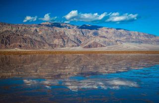 Las lluvias en el Valle de la Muerte crean un lago efímero