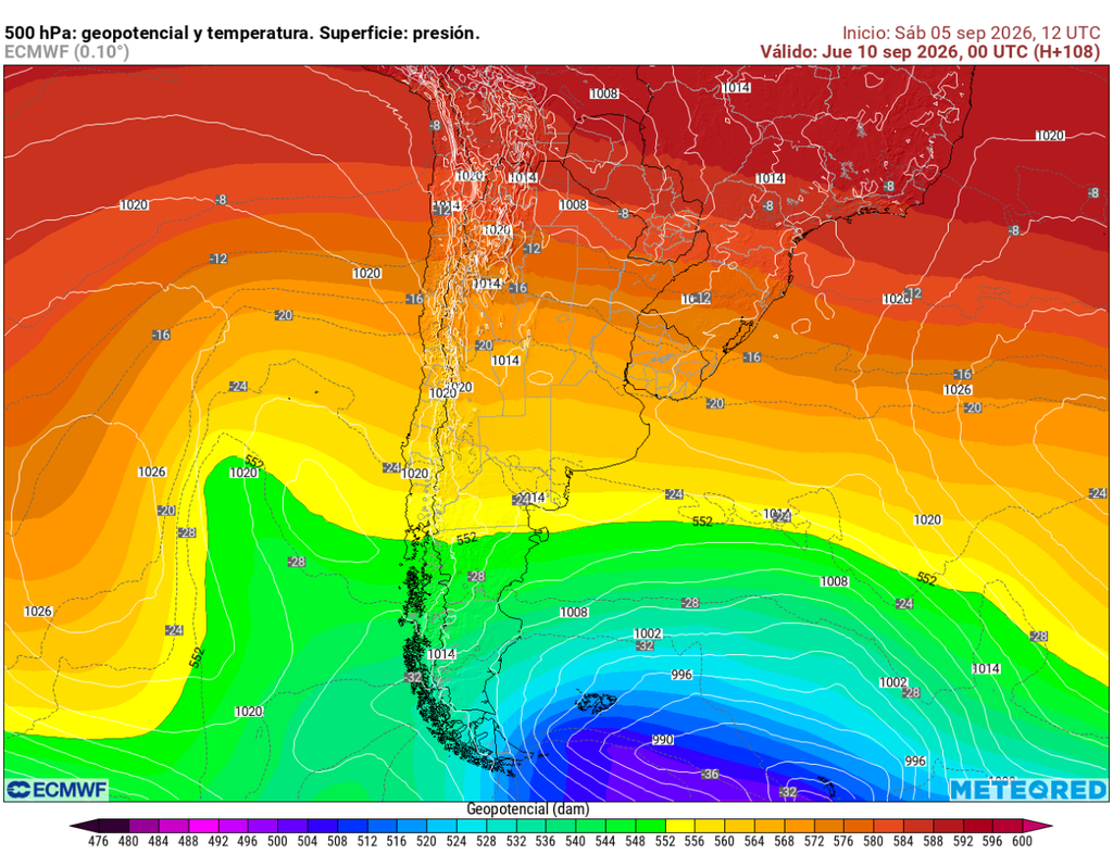 mapa de 500 hPa. El modelo ECMWF proyecta para el jueves una vaguada en altura avanzando sobre el centro-sur de Chile, con aire más frío en niveles medios y una configuración que favorecería mayor inestabilidad y aumento de la nubosidad hacia el final de la semana.