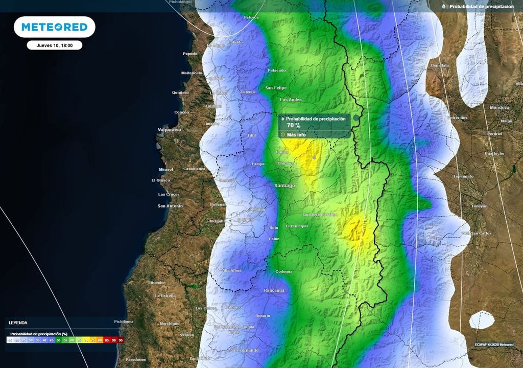 mapa de probabilidad de precipitación. La probabilidad de precipitaciones aumentaría durante la tarde del jueves en sectores cordilleranos y precordilleranos de la zona central, con valores que podrían acercarse al 70 % en puntos de la Región Metropolitana.