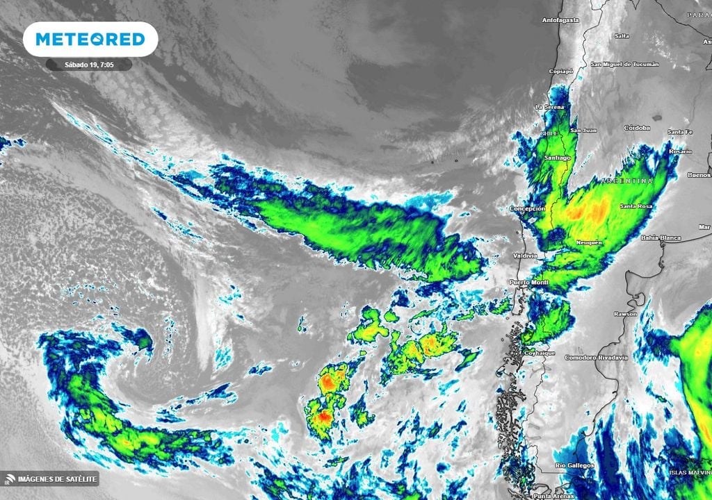 imagen satelital que muestra las nubes asociadas al sistema frontal cálido que afecta el centro y sur de Chile