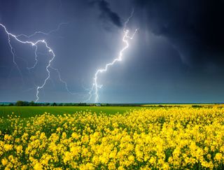 Lluvias y tormentas en el refranero climático: "En mayo ríos llenos, preludian grandes truenos"