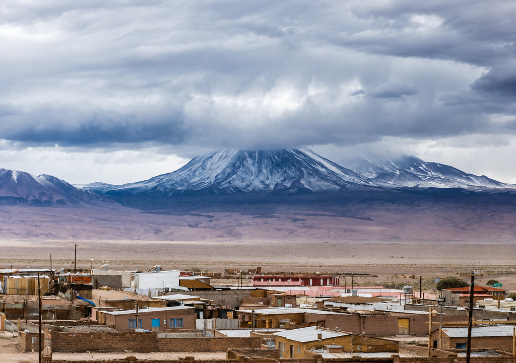 El paisaje árido del norte de Chile bajo un cielo cargado de nubosidad y precipitaciones.