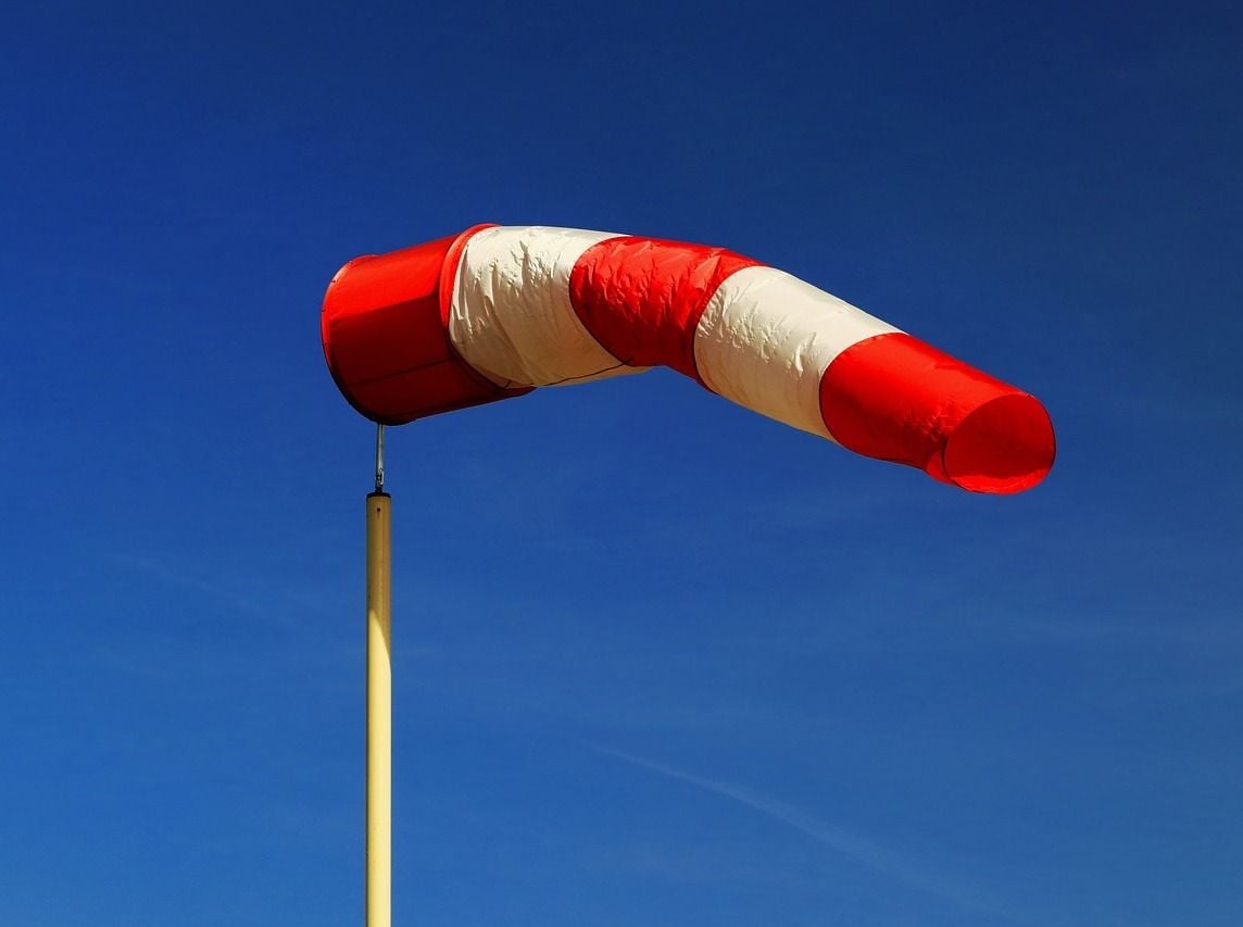 Manga de viento, instrumento que mide la dirección y la fuerza del viento respecto a la horizontal del suelo.