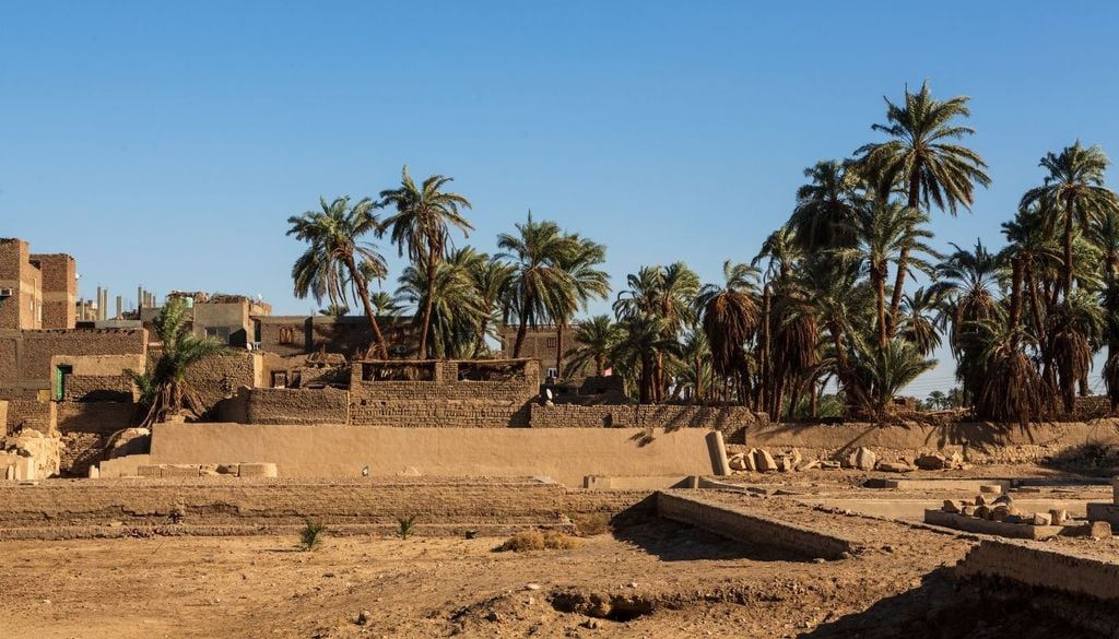 Con i suoi circa 2 milioni di chilometri quadrati di estensione e una riserva stimata tra i 150.000 e i 400.000 chilometri cubi di acqua (a seconda delle fonti), questo acquifero dorme silenzioso sotto Egitto, Libia, Sudan e Ciad.