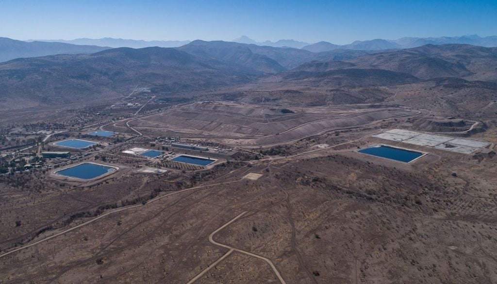 Loma Los Colorados Miles de toneladas de residuos orgánicos enterrados están liberando metano, un gas de efecto invernadero mucho más potente que el dióxido de carbono en períodos cortos. Créditos imagen: Fotos Aéreas.