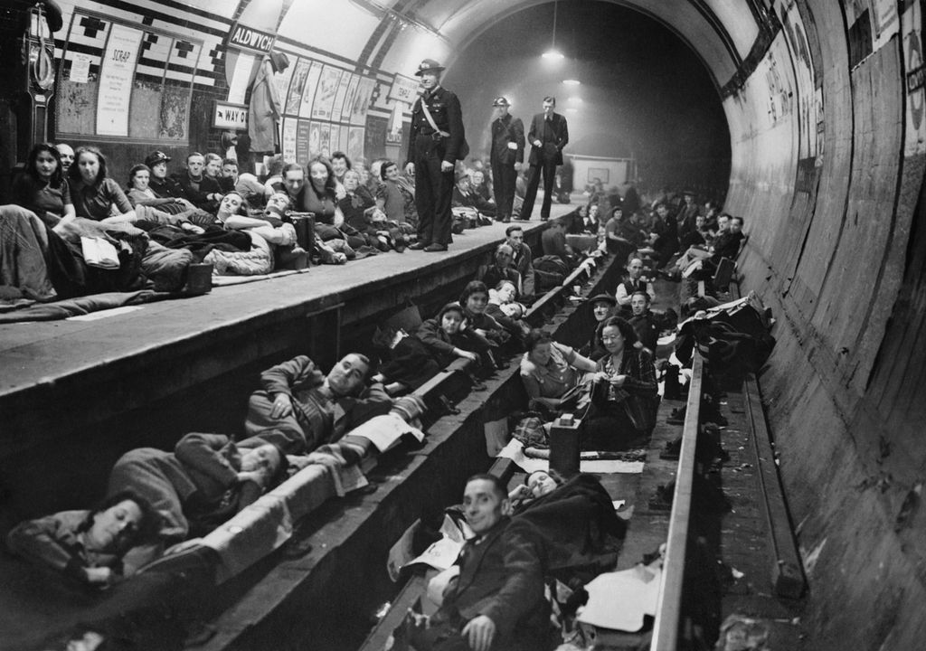 Der Londoner U-Bahnhof Aldwych als Luftschutzbunker im Zweiten Weltkrieg. Der Londoner U-Bahnhof Aldwych als Luftschutzbunker im Zweiten Weltkrieg.