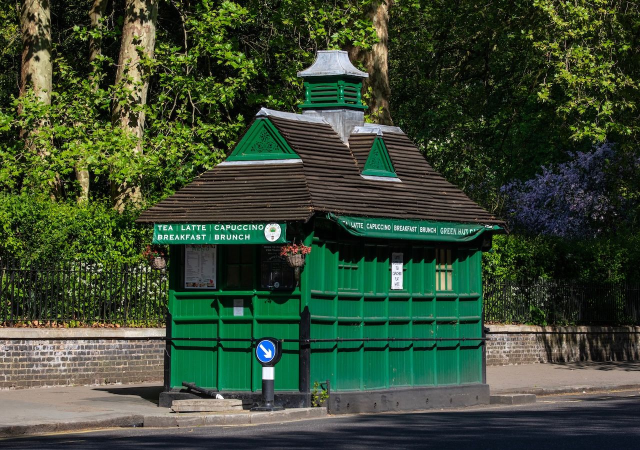 Estas preciosas casetas se pintaban de verde para integrarse en el paisaje urbano, y fueron construidas con un diseño modular que permitía desmontarlas y trasladarlas si cambiaba la circulación.