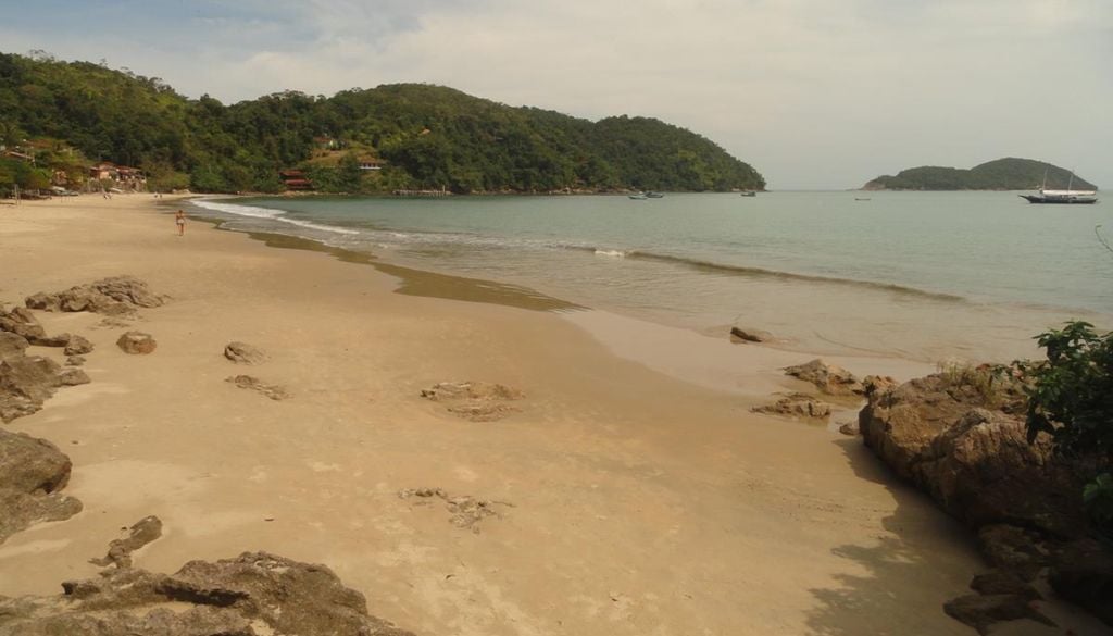 Apesar de bonita e calma, esta praia não oferece nenhuma estrutura de turismo, hospedagem e alimentação. Não tem acesso para veículos e é menos visitada que sua vizinha Almada, mas ainda assim é um paraíso. Crédito: Divulgação.