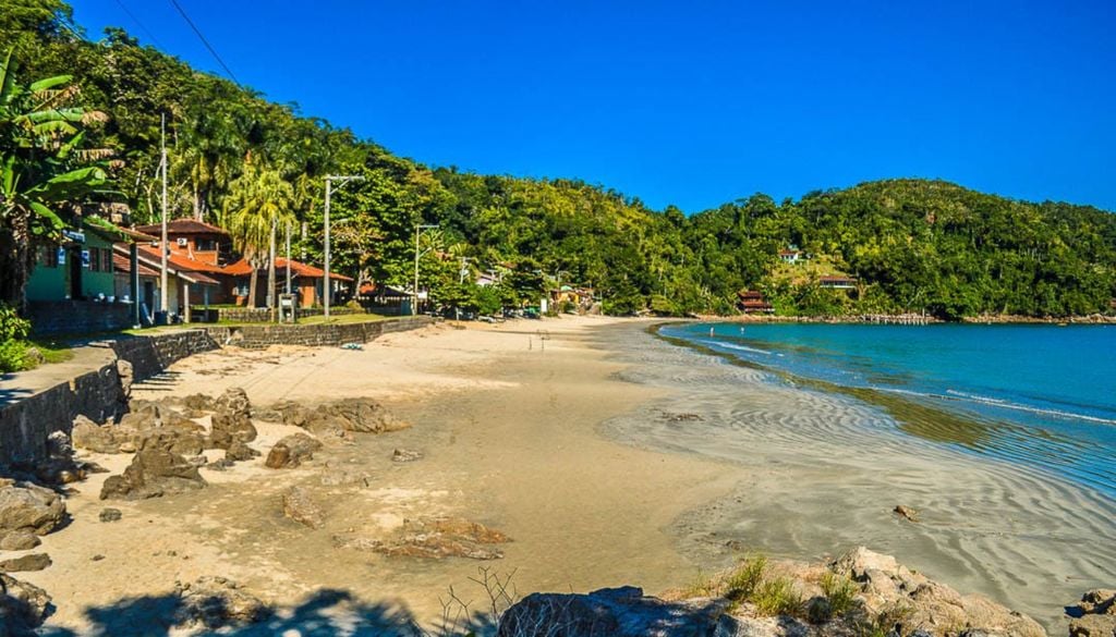 Com cerca de 500 metros de extensão, esta praia no litoral norte de São Paulo tem mar calmo e areia fina. Crédito: Divulgação.