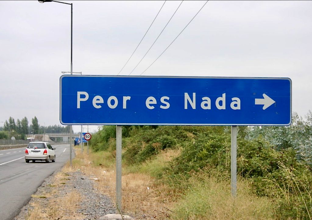 Letrero de Peor es Nada, pueblo chileno con nombre curioso.