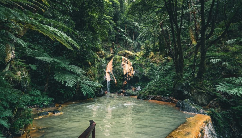 Cascada de Caldeira Velha, en Ribeira Grande, un spa natural, en la isla de São Miguel, Azores, Portugal.