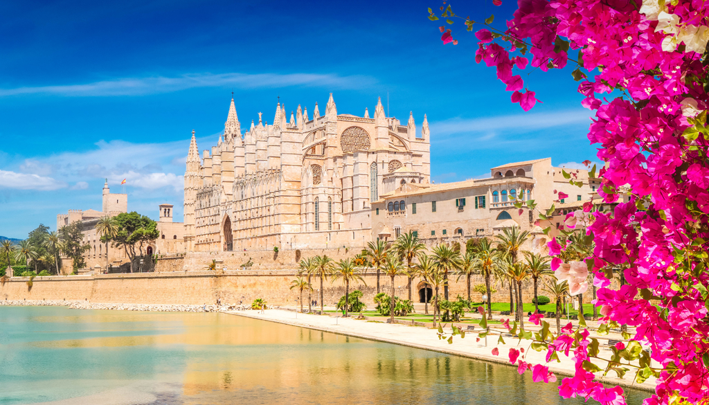 Mallorca combina calas turquesa, pueblos de piedra y atardeceres mediterráneos que invitan a perderse sin prisa.