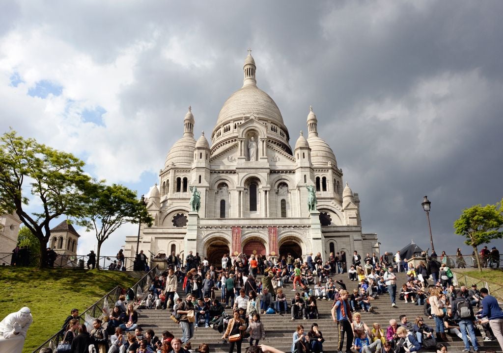 Acceso a la Basílica del Sagrado Corazón de Montmartre lleno de turistas.