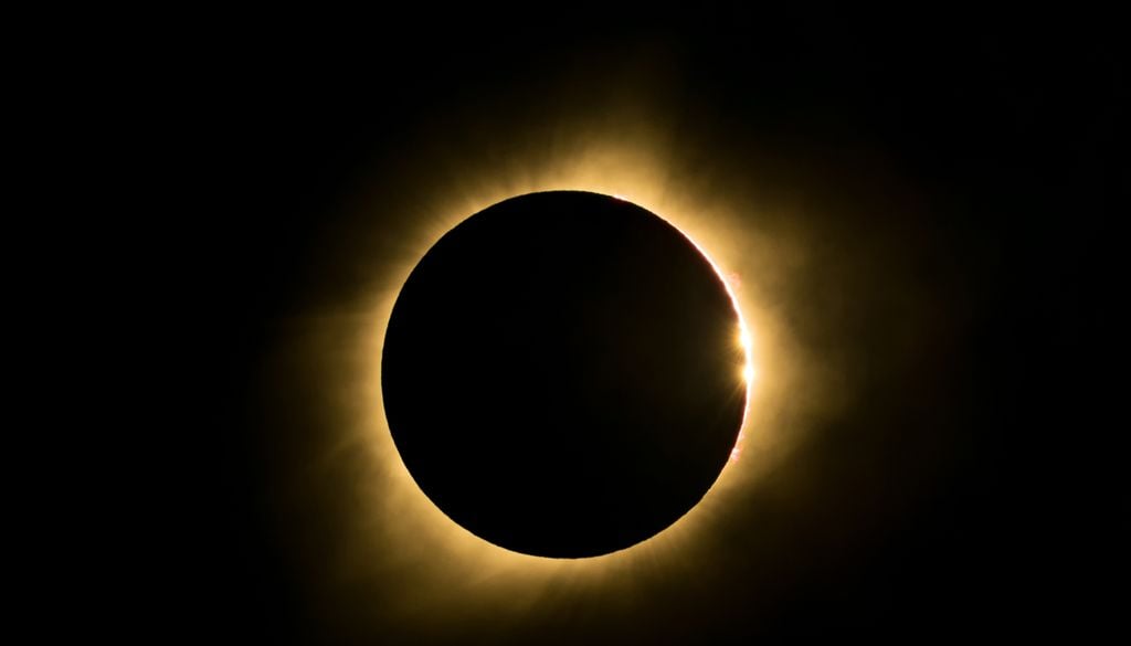 Eclipse solar total donde se aprecian perlas de Baily y protuberancias.