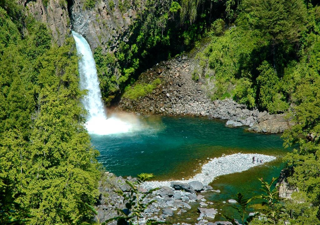 El Parque Nacional Radal Siete Tazas cuenta con pozones naturales ideales para refrescarse en verano.