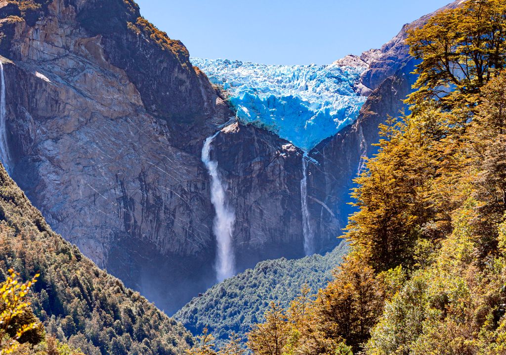 Ventisquero colgante en otoño.