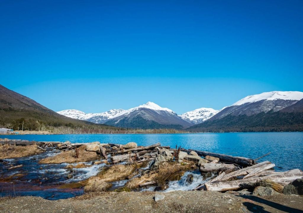 Lago Fagnano, uno de los atractivos naturales para admirar durante una jornada de senderismo en Ushuaia.